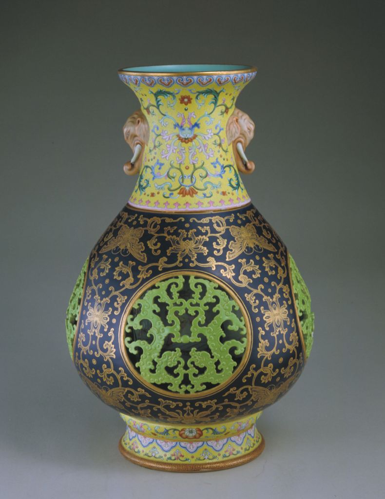 图片[1]-Pink color hollowed-out dragon shaped elephant ear rotating heart bottle-China Archive